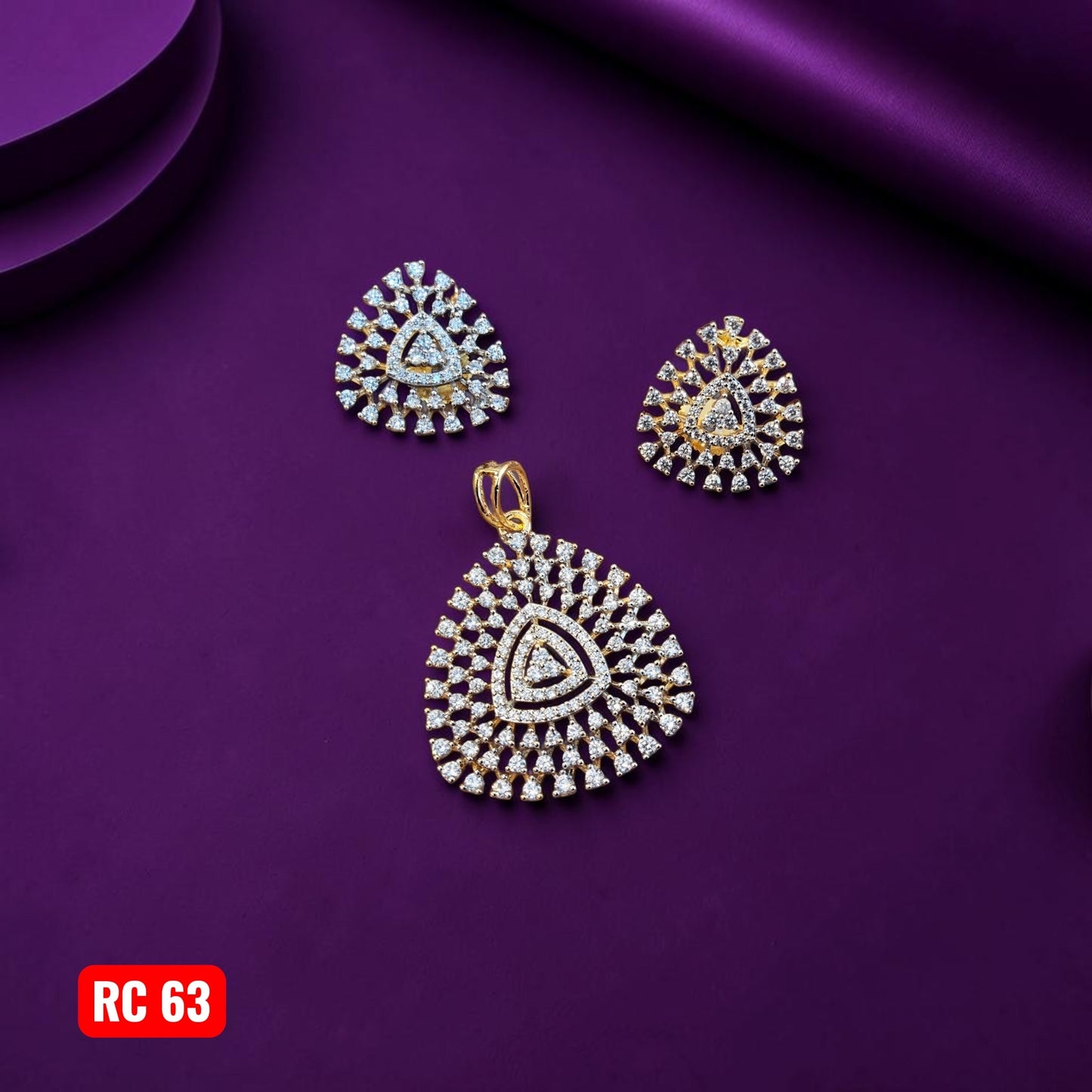 Trendy Triangular Pendant set