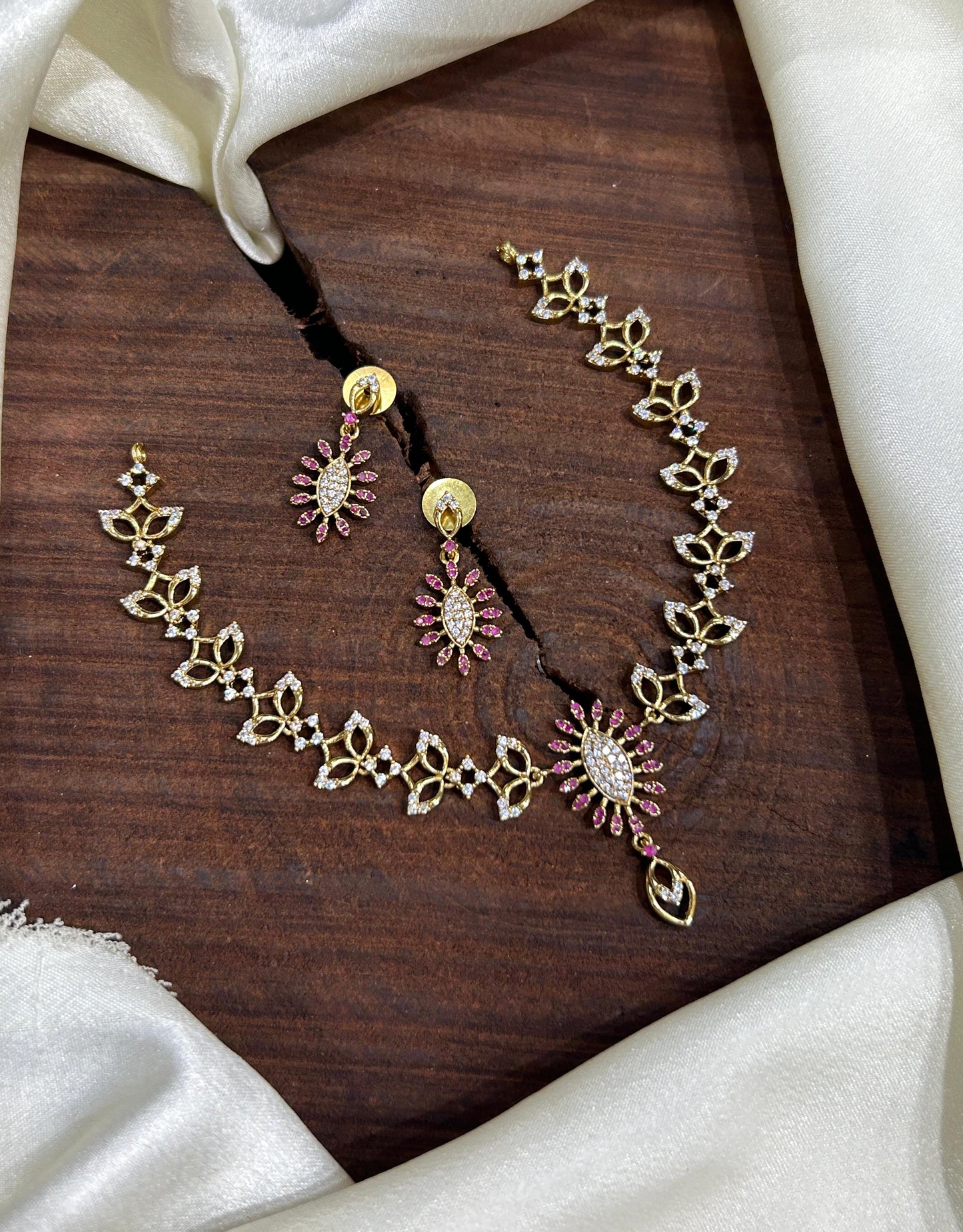 Trendy Floral Neckset