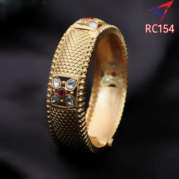 Classic diamond pattern design kada single bangle