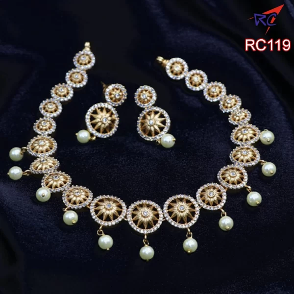 Mat finish flowers in circle design necklace