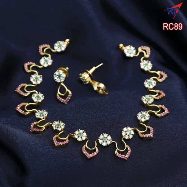 Mat finish Flower with heart design necklace set