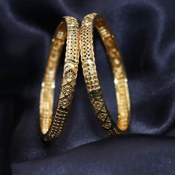 Gold finish diamond with net pattern Bangle set