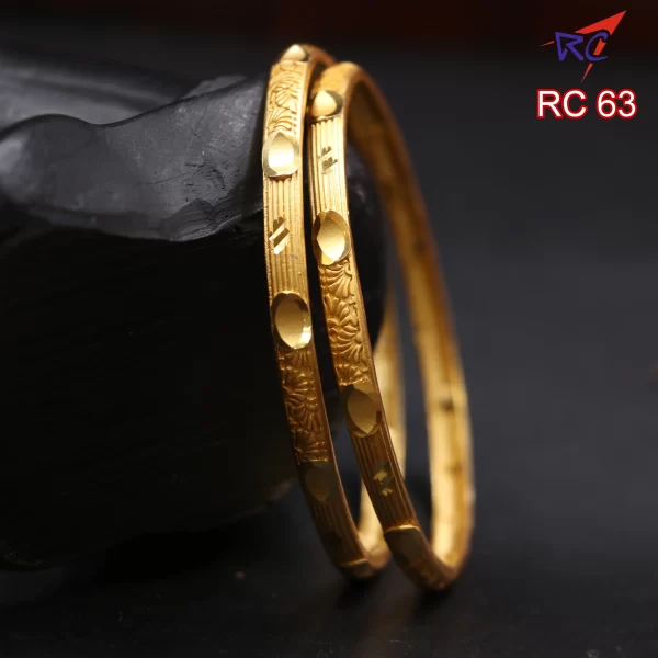 Gold forming unique pattern Bangles