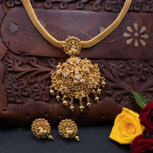Traditional 3D design Attigai Neckset